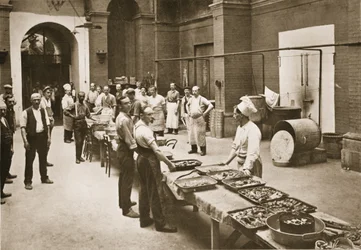 Middagsmåltiden redo för servering, köken, Alexandra Palace, illustration från tyska fångar i Storbritannien (fotogravyr)